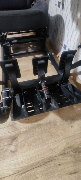 Волан с педали Fanatec CSL Elite.