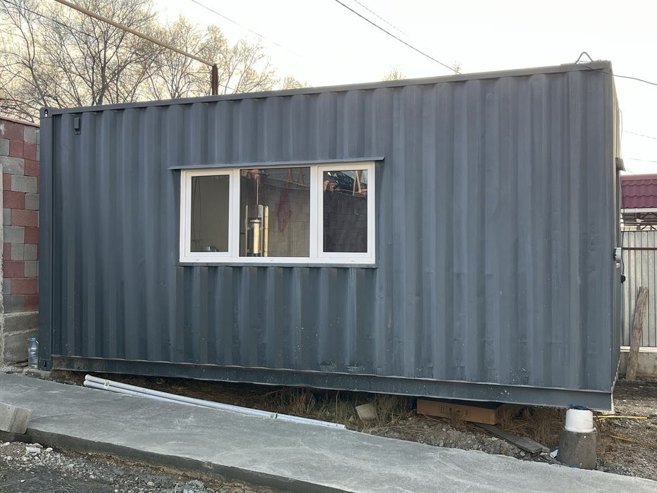 Контейнер с двумя столами