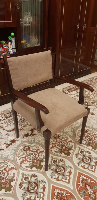 Румынский кресло и писменный стол.