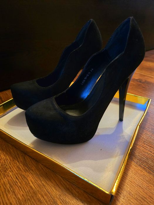 Чисто нови дамски обувки на ток