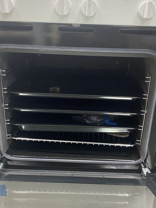 Свободностояща печка с керамични котлони VOSS