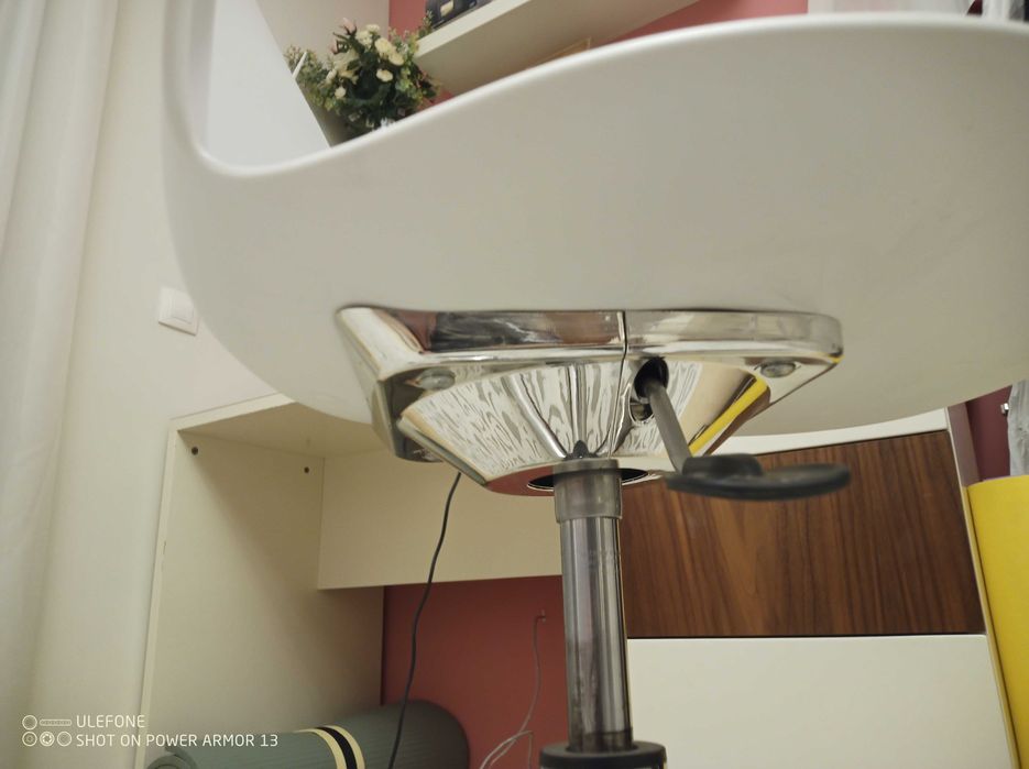 Продавам офис стол