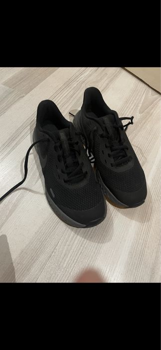 Nike revolution 5