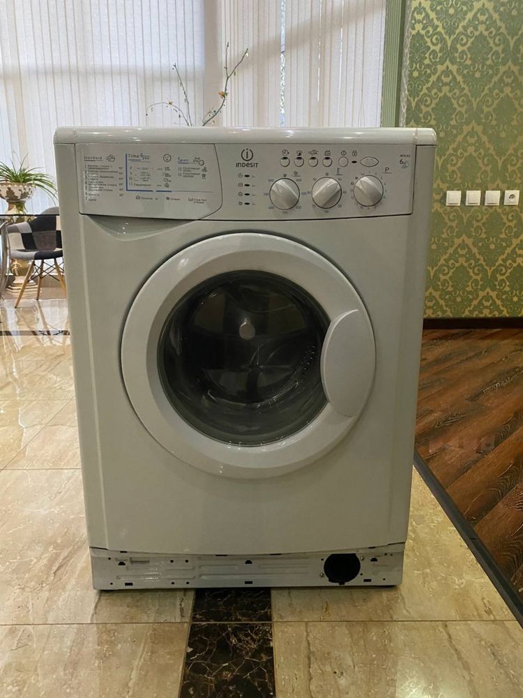 Продается б/у стиральная машина Indesit 2009 года выпуска. Состояние х