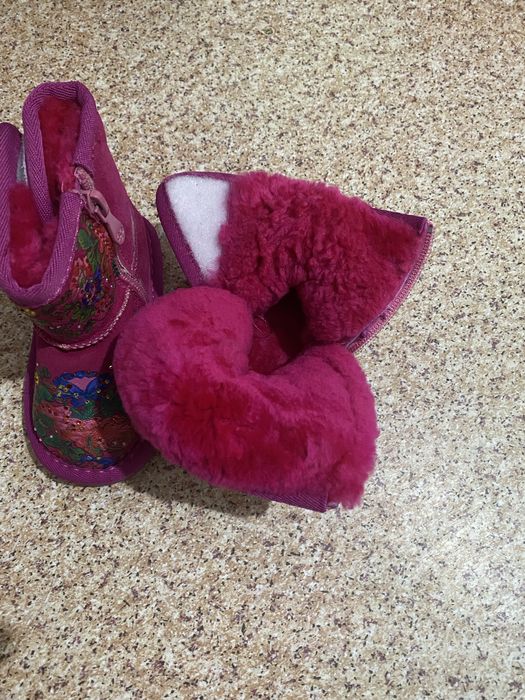 Срочно  зимние  новые  сапожки  продам  .