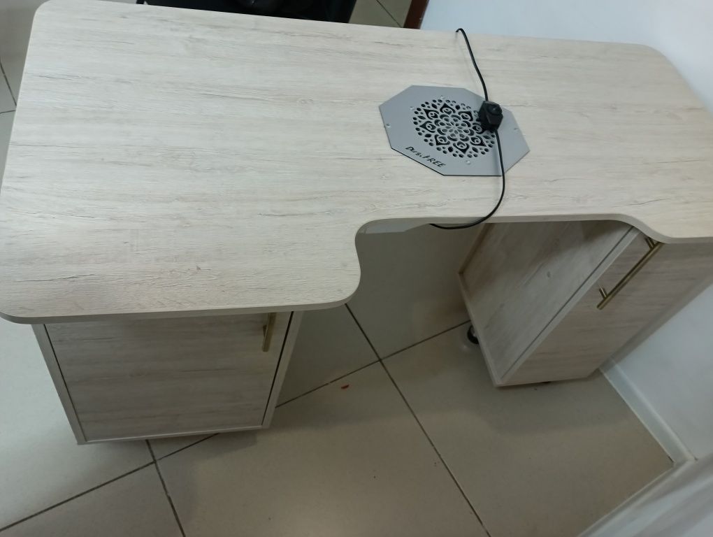 Маникюрный стол с встроенной вытяжкой DustFREE