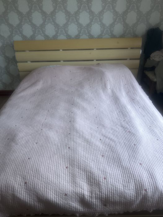 Кровать двух спальная, в хорошом состояний, с матрасом