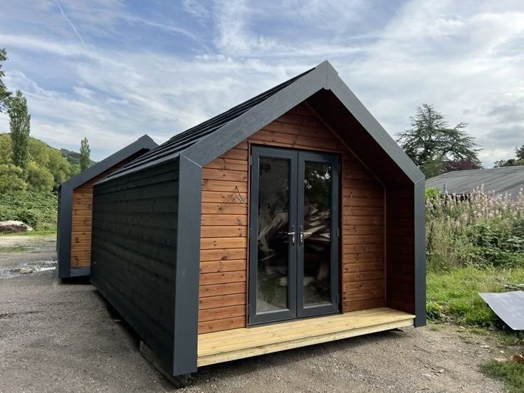 Case pe structura metalica invelite cu panouri sandwich termoizolante,