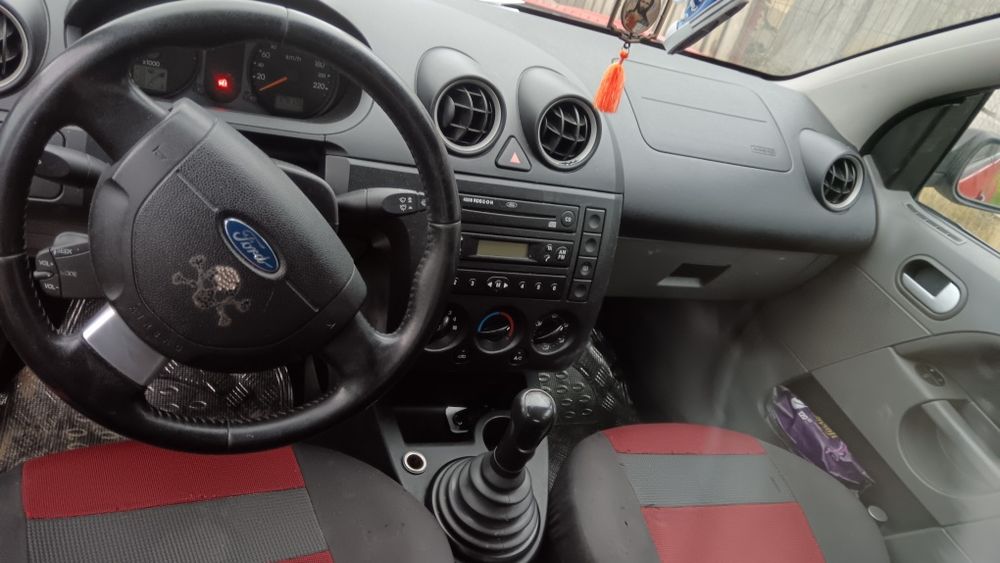 Vând Ford fiesta 2004
