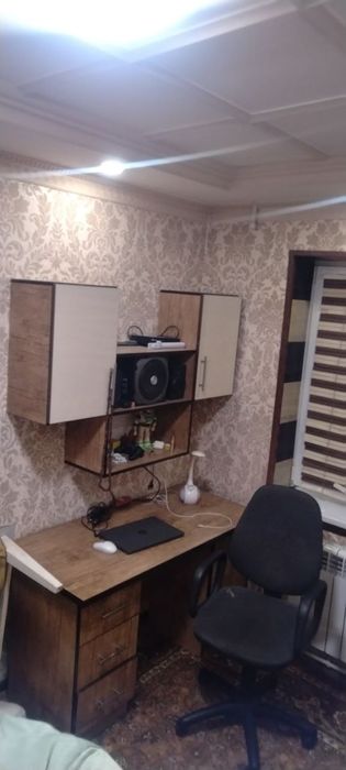 Дарс киладиган столи шкафи стули билан срочно сотиладин