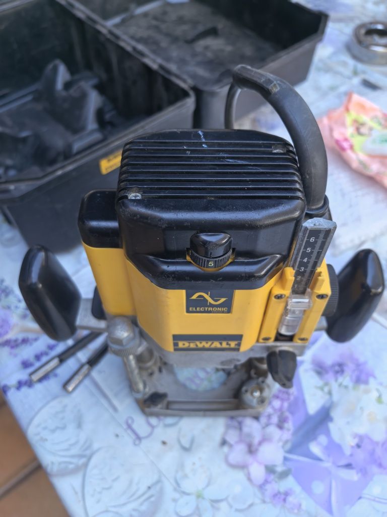 Оберфреза DeWalt DW625E 2000W