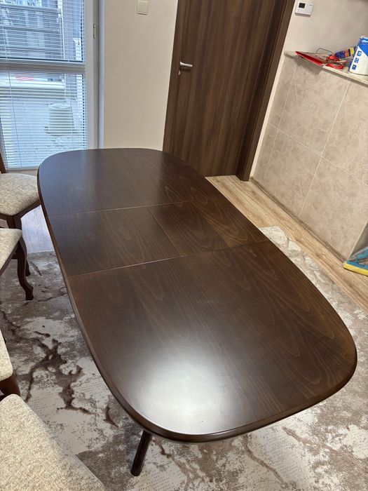 Интерирона дървена маса с 6 стола, не са използвани почти