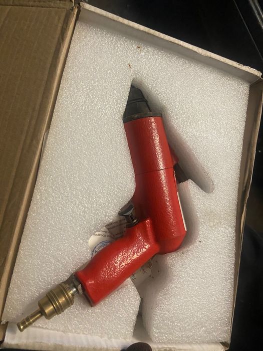 Пневматический шиповальный пистолет