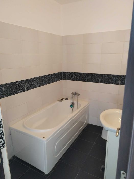 Apartament cu 2 camere, decomandat, disponibil imediat, metrou Berceni