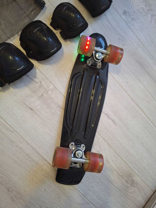 Skateboard copii si set de genunchiere si cotiere