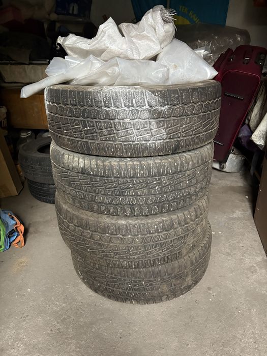 Продам зимние Шины 215/60/16 viatti