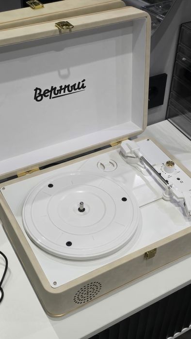 Виниловый проигрыватель Верный