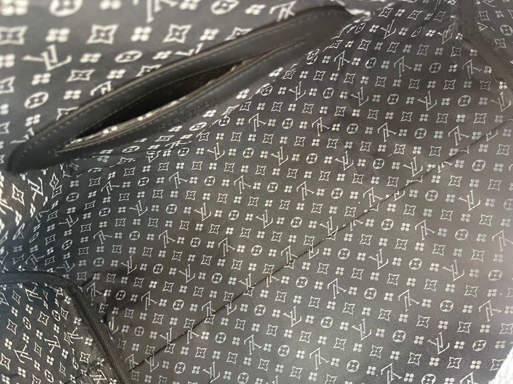 Louis Vuitton
Keepall vinyl travel bag

Very good condition