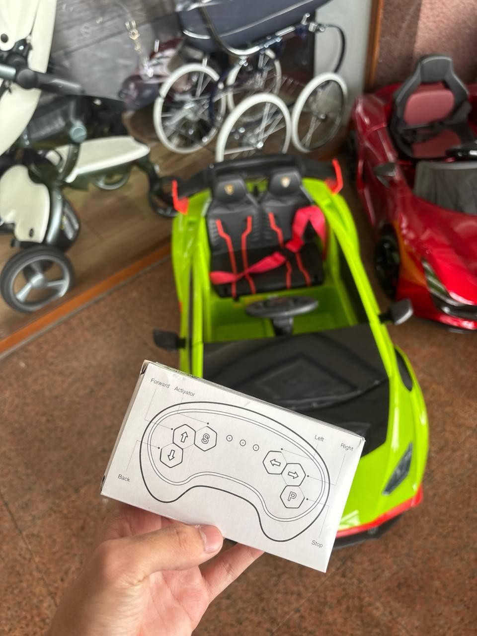 Bolalar mashinasi lamborghini

Model .555# EVA CAR 24V