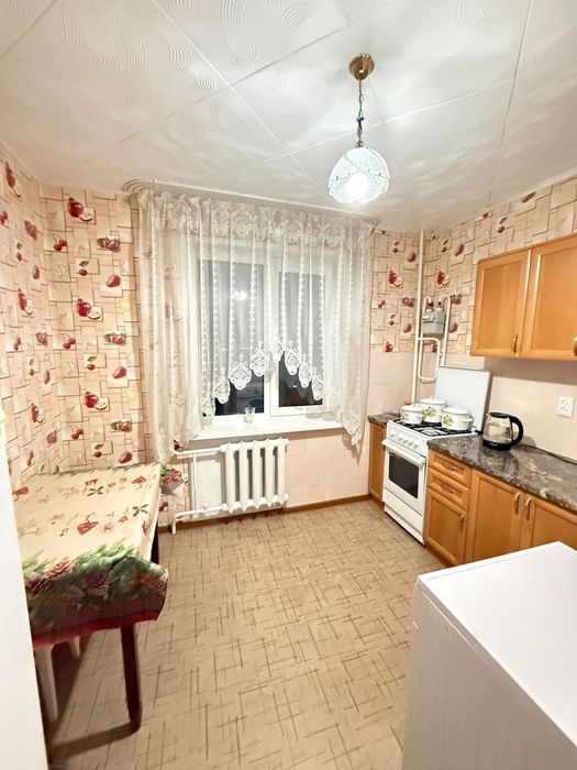 Сдам 1 ком. 19 мкр., ПВХ, 6/9, мебел., техника, маш.-авт., 110 тыс.+ку