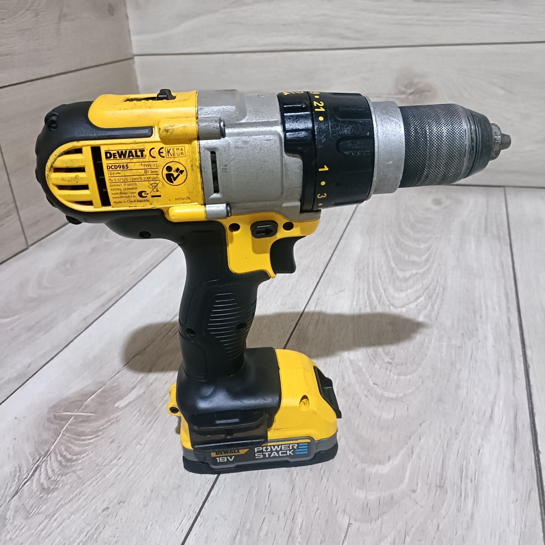 Filetanta cu percutie DeWalt DCD985