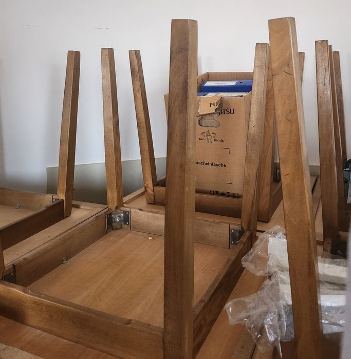 Продавам квадратни дървени маси - 10 броя