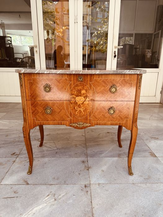 Античен френски комод с мраморен плот и инкрустация – Луи XV стил