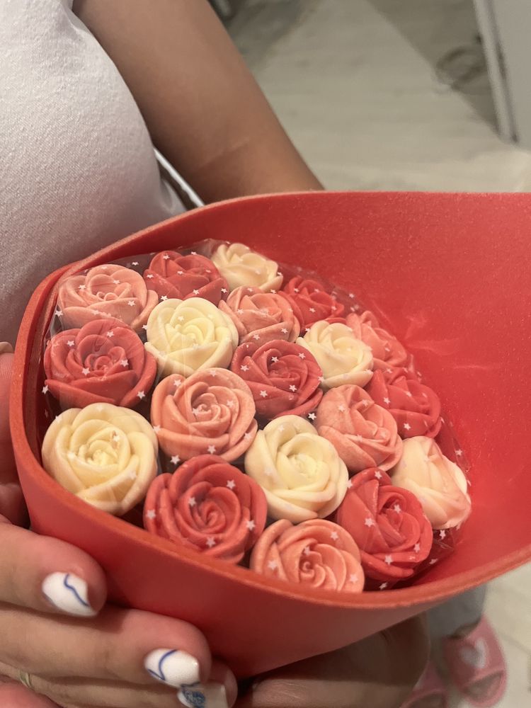 Букеты из шоколадных роз. Цветы Подарок доставка цветов. Kaspi RED