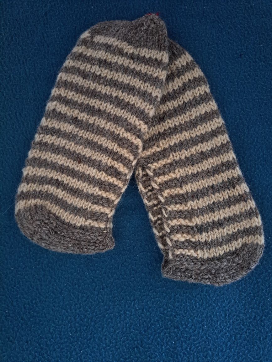 Вълнени чорапи и копринени кърпи с шевици
