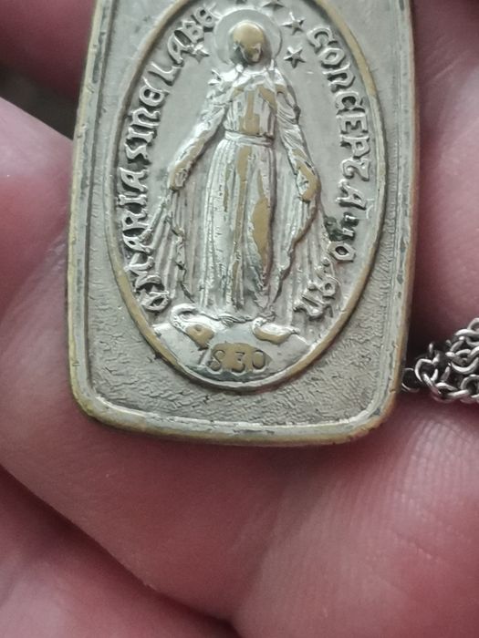 Vând lănțișor din argint, cruciuliță și amuleta anul 1830.