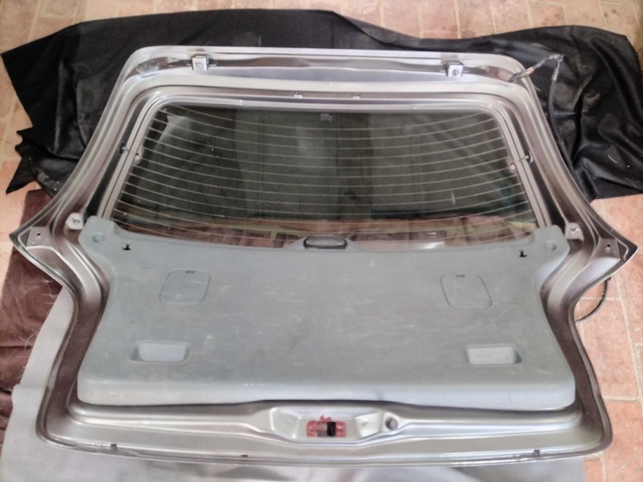 Продава се капак от Рено меган