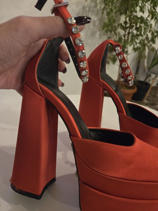 Червени обувки на платформа и висок ток Versace