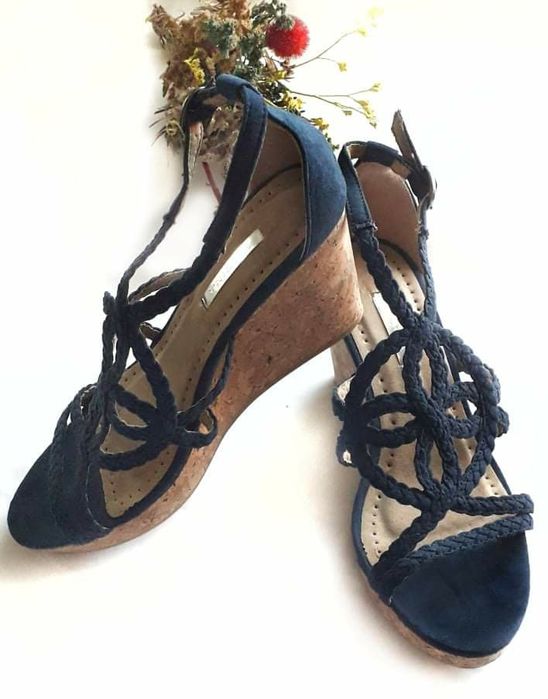 Sandale cu platformă