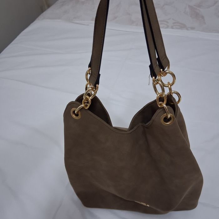 Дамска чанта от обърната кожа