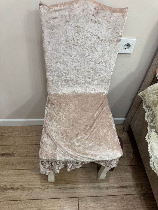 Стулья белые с чехлом состочние хорошее