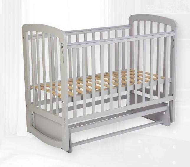 Кроватка детская выполнена в классическом стиле.