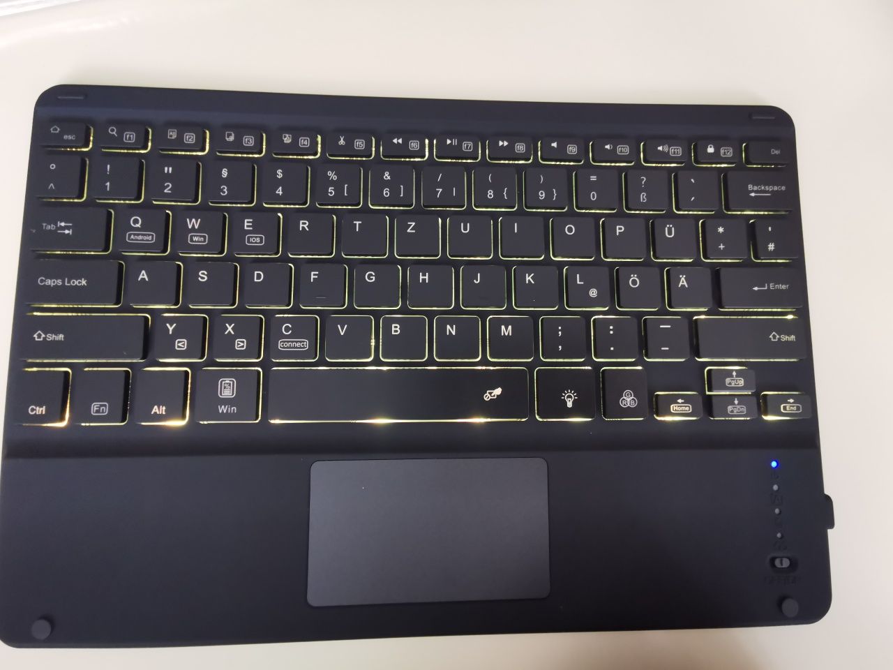 Tastatura cu touch pad prin Bluetooth