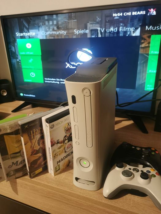 Xbox 360 с 2 джойстика и игри