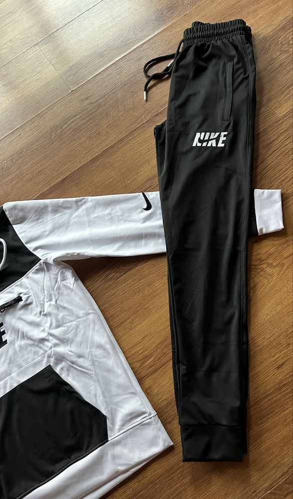 Мъжки екип Nike в черно с бяло,материята е памук с ликра