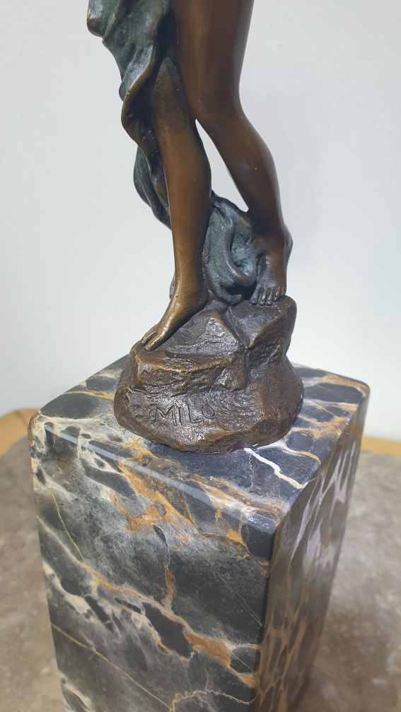 Statueta nud din bronz pe soclu de marmura cu semnătură si stampila