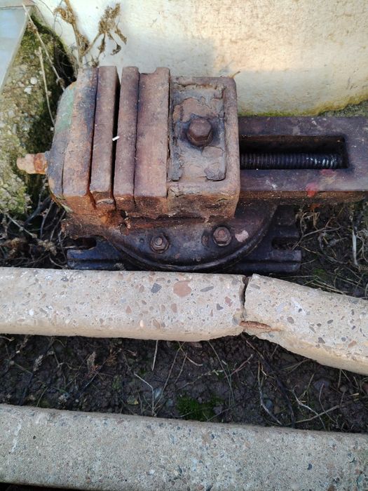 Menghină veche pivotanta