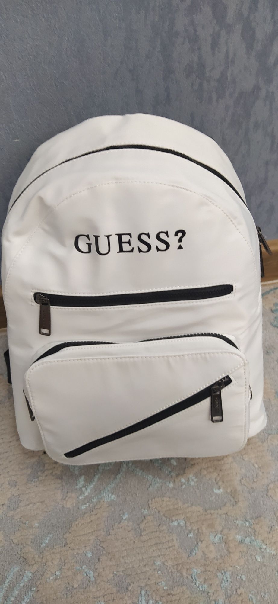 Рюкзак GUESS для мужчины и женщины.