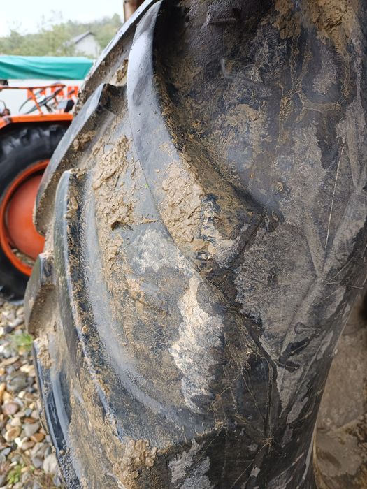 Vand doua cauciucuri 600/65R38