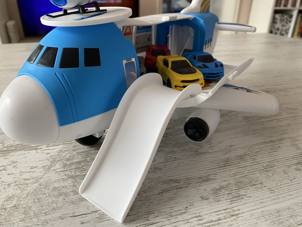 Jumbo Jet Самолет гараж с 4 коли и хеликоптер