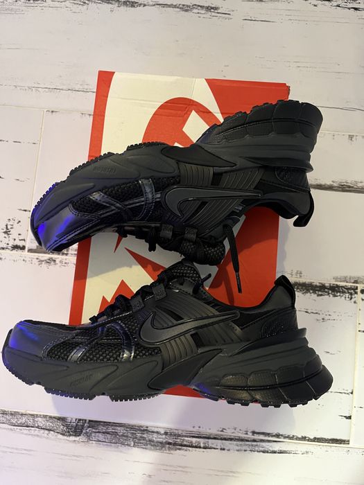 Adidasi nike v2k run