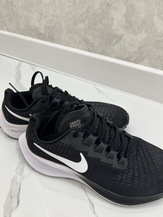 Спортивные кроссовки