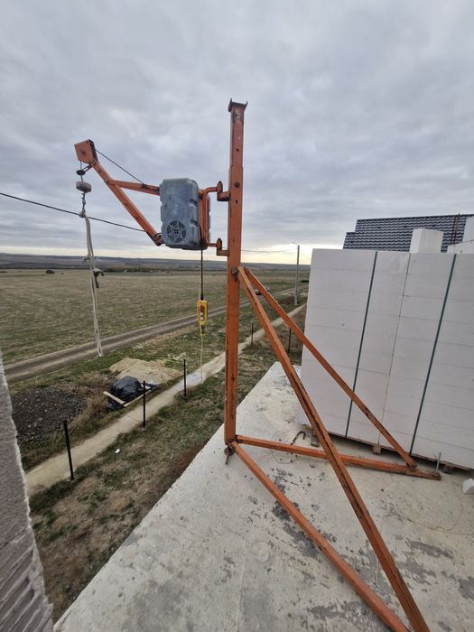 Inchiriez macara pentru construcții