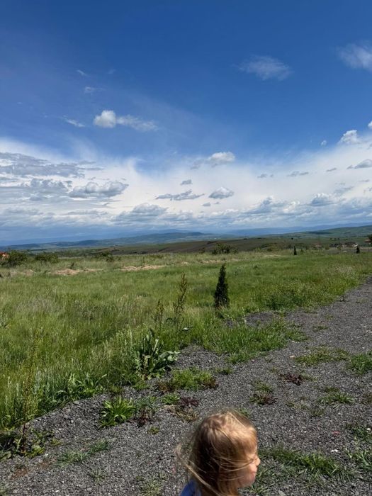 Vand teren intravilan cu proiect de casă .