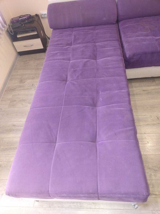 Ъглов диван в лилав цвят