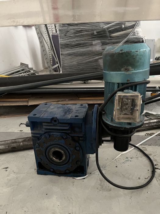 Motor trifazic cu reductor